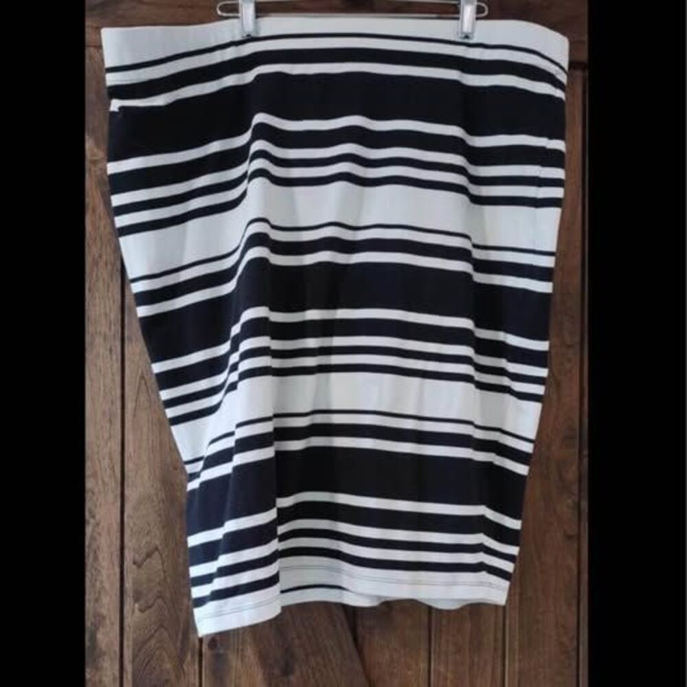 Skirt 2X Boutique 20”-25” waist, 25” Length Black & White Stripes C5899